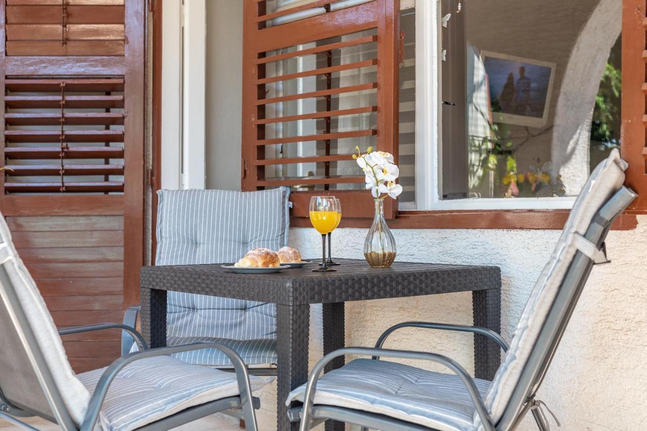 Apartments Villa Mirella 20 M From The Sea - Free Parking Trogir Exteriér fotografie