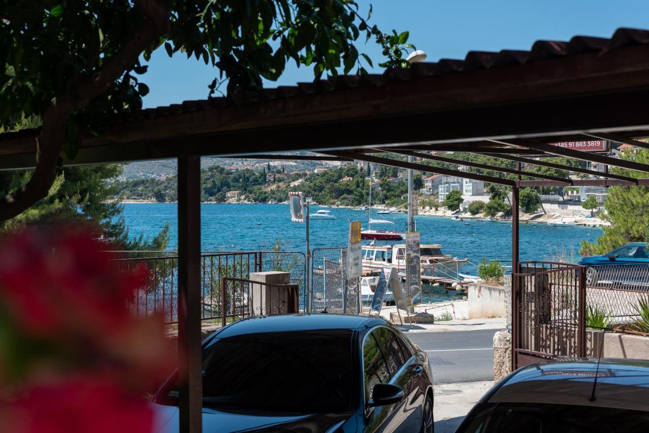 Apartments Villa Mirella 20 M From The Sea - Free Parking Trogir Exteriér fotografie