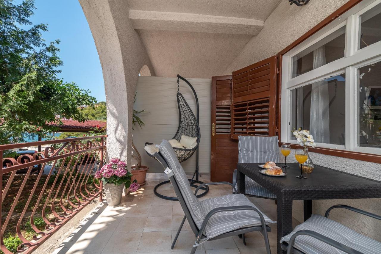 Apartments Villa Mirella 20 M From The Sea - Free Parking Trogir Exteriér fotografie