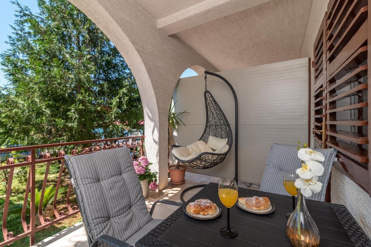 Apartments Villa Mirella 20 M From The Sea - Free Parking Trogir Exteriér fotografie