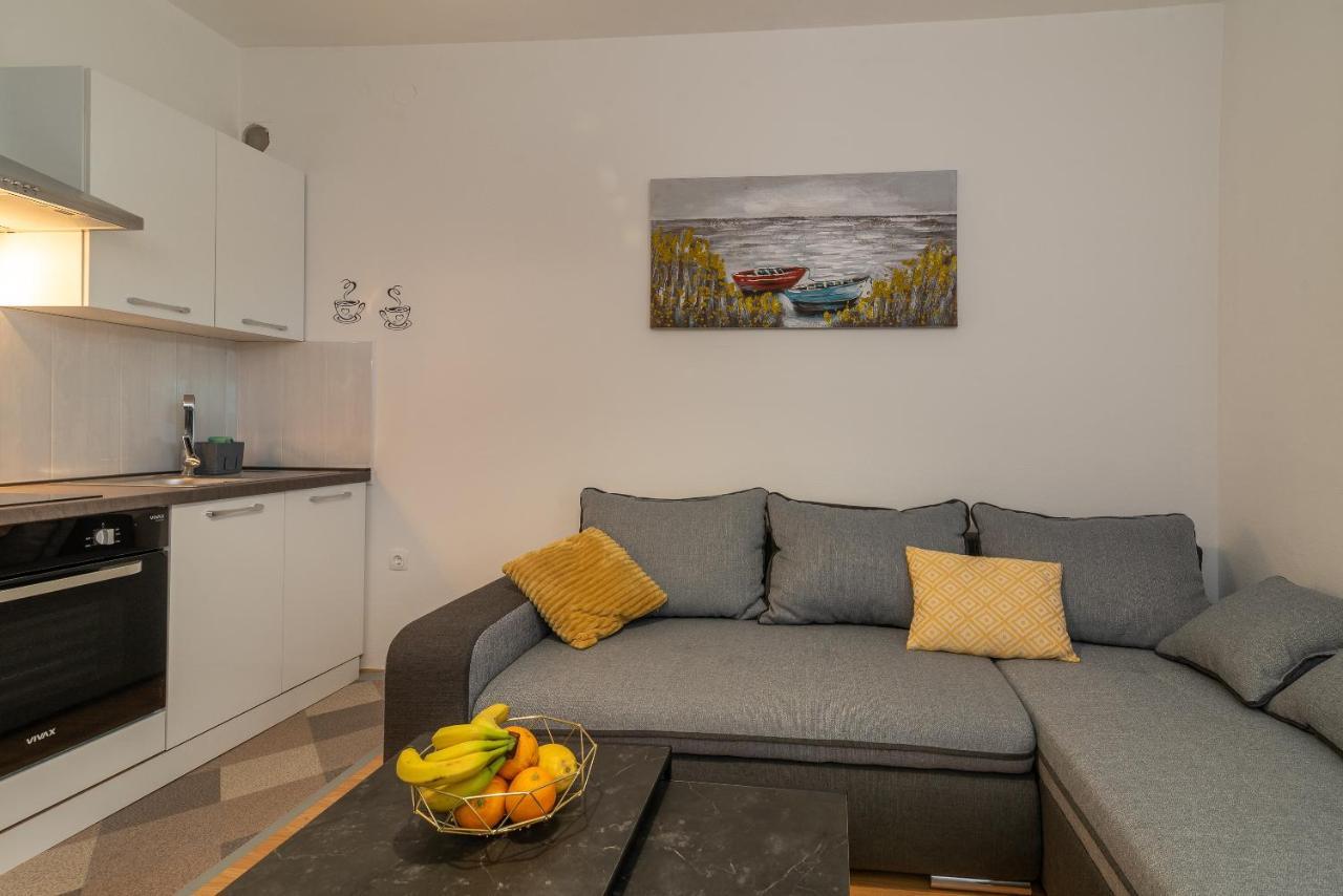 Apartments Villa Mirella 20 M From The Sea - Free Parking Trogir Exteriér fotografie