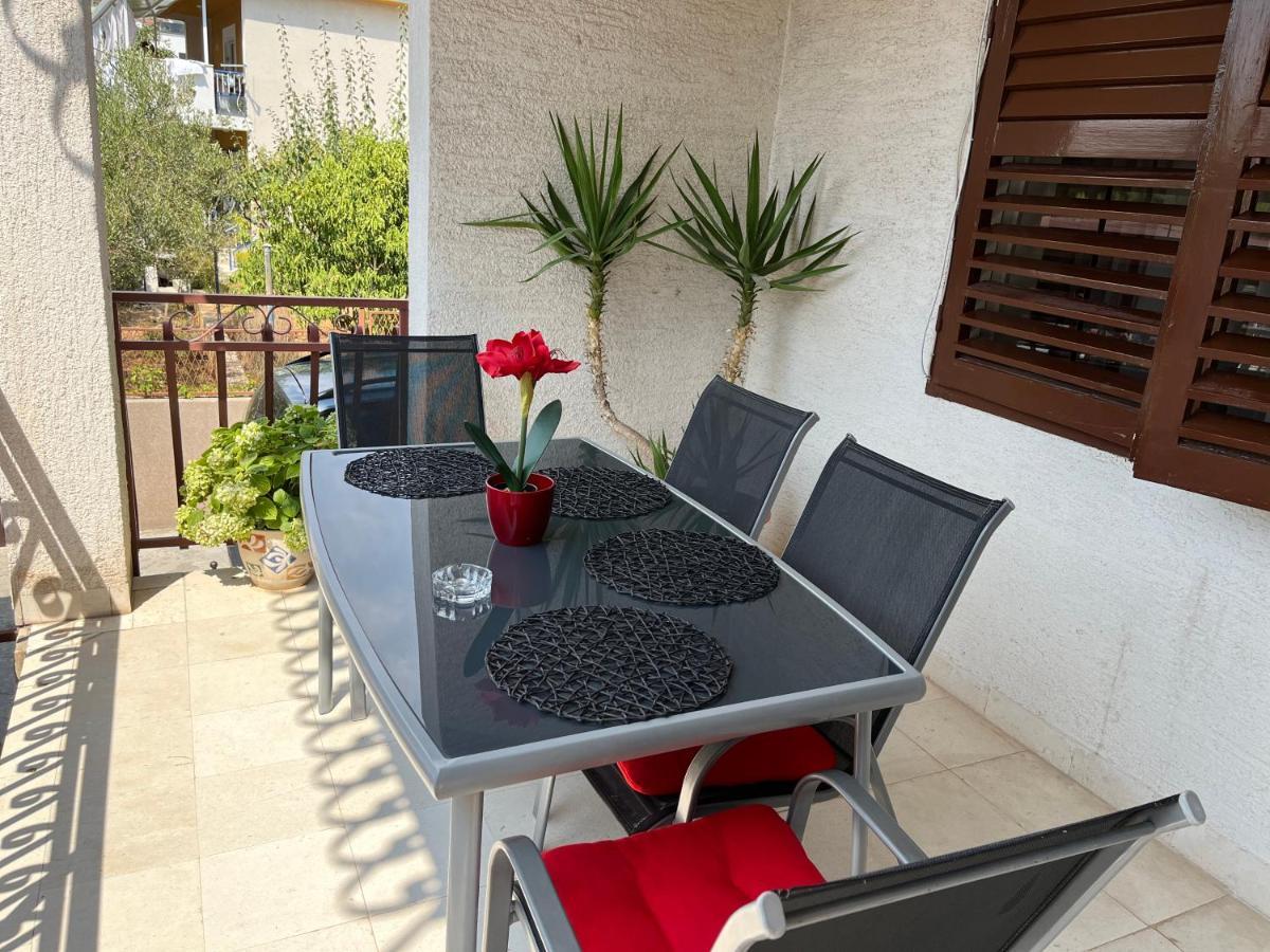 Apartments Villa Mirella 20 M From The Sea - Free Parking Trogir Exteriér fotografie