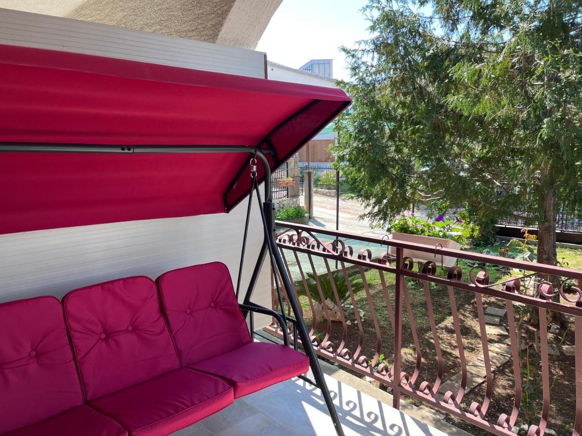 Apartments Villa Mirella 20 M From The Sea - Free Parking Trogir Exteriér fotografie