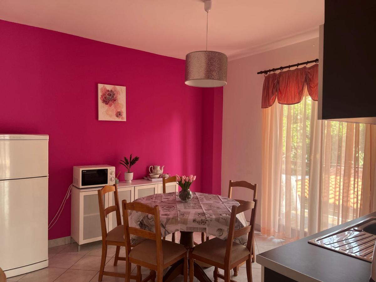 Apartments Villa Mirella 20 M From The Sea - Free Parking Trogir Exteriér fotografie