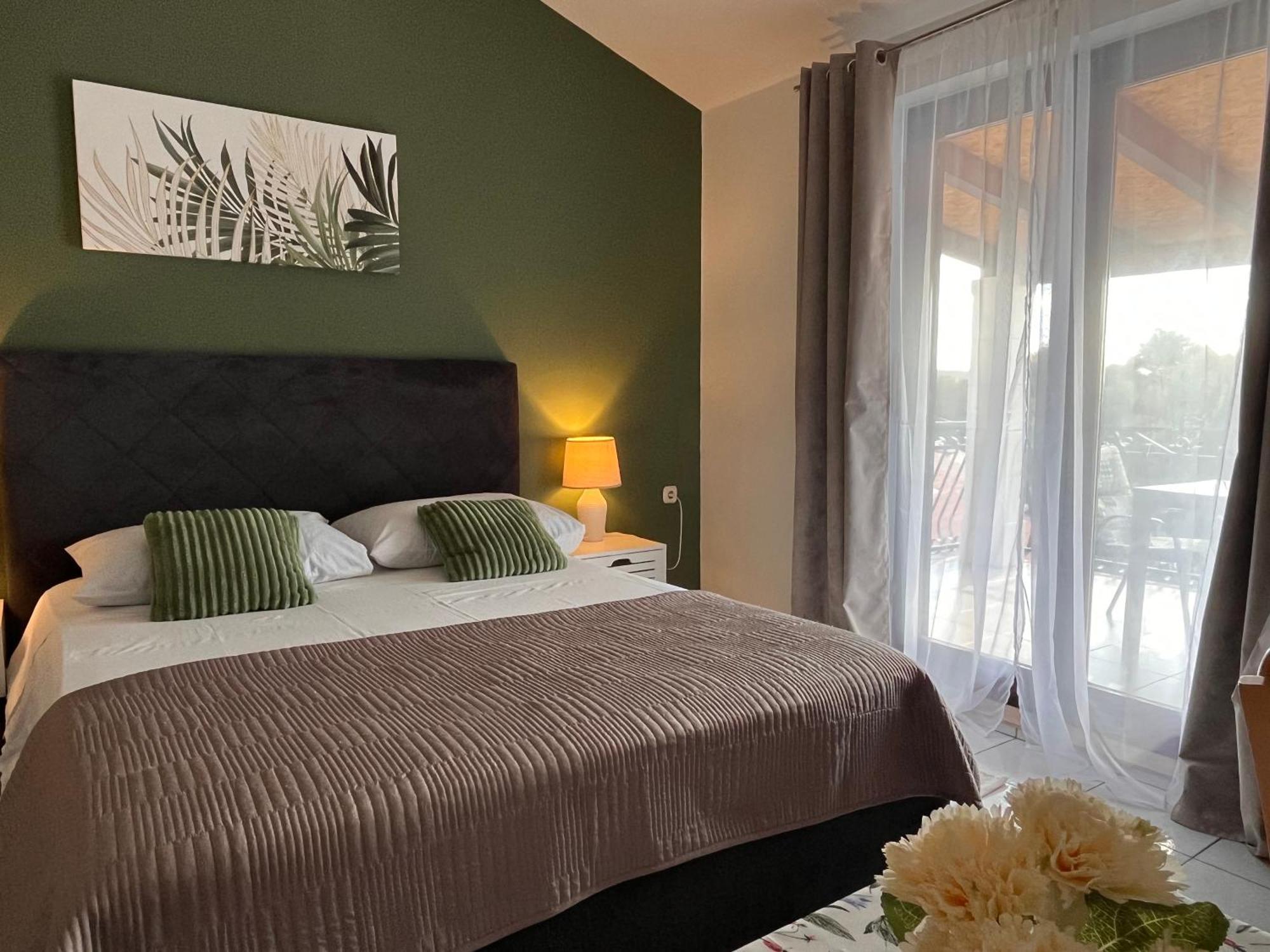 Apartments Villa Mirella 20 M From The Sea - Free Parking Trogir Exteriér fotografie