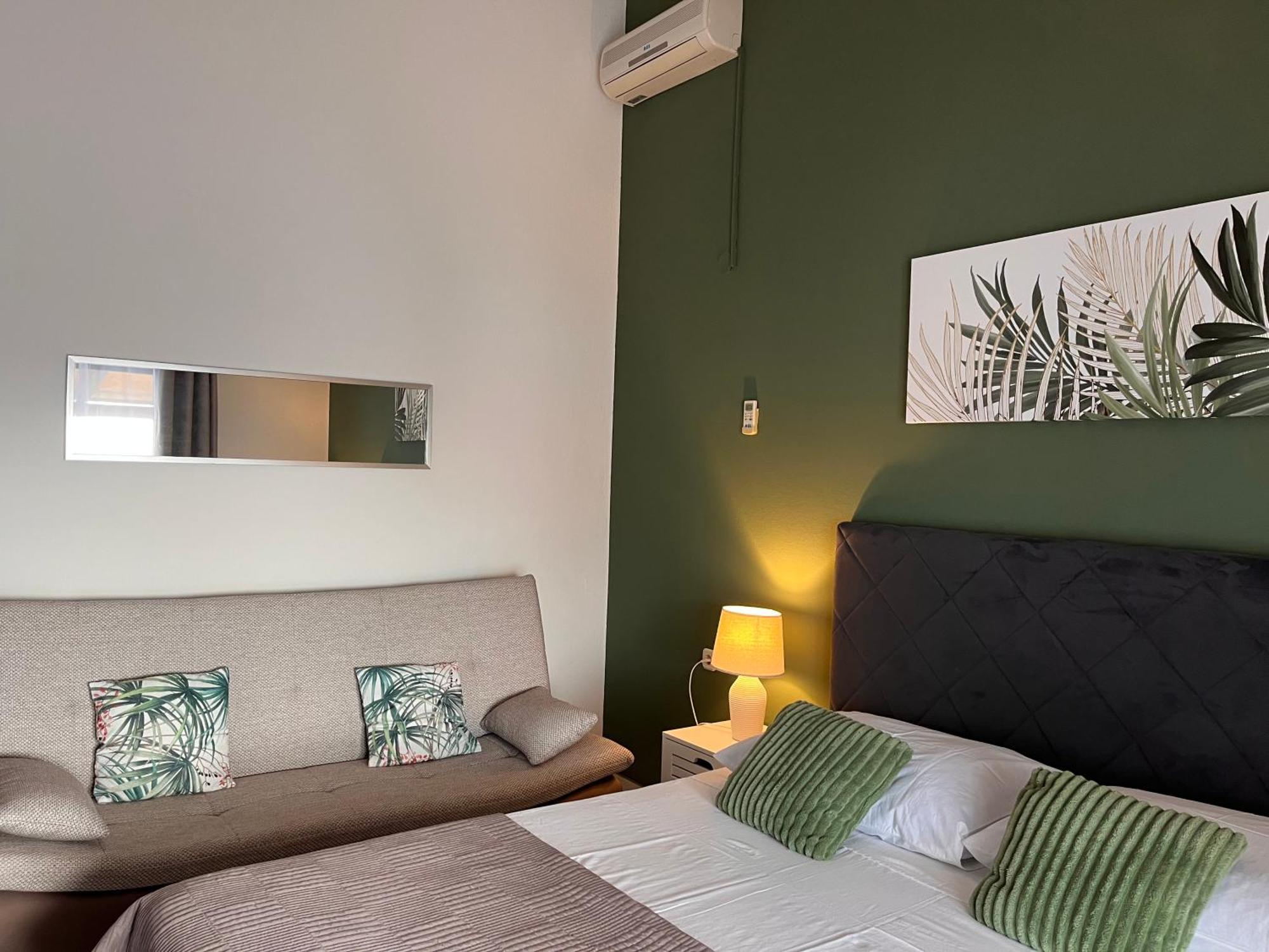 Apartments Villa Mirella 20 M From The Sea - Free Parking Trogir Exteriér fotografie