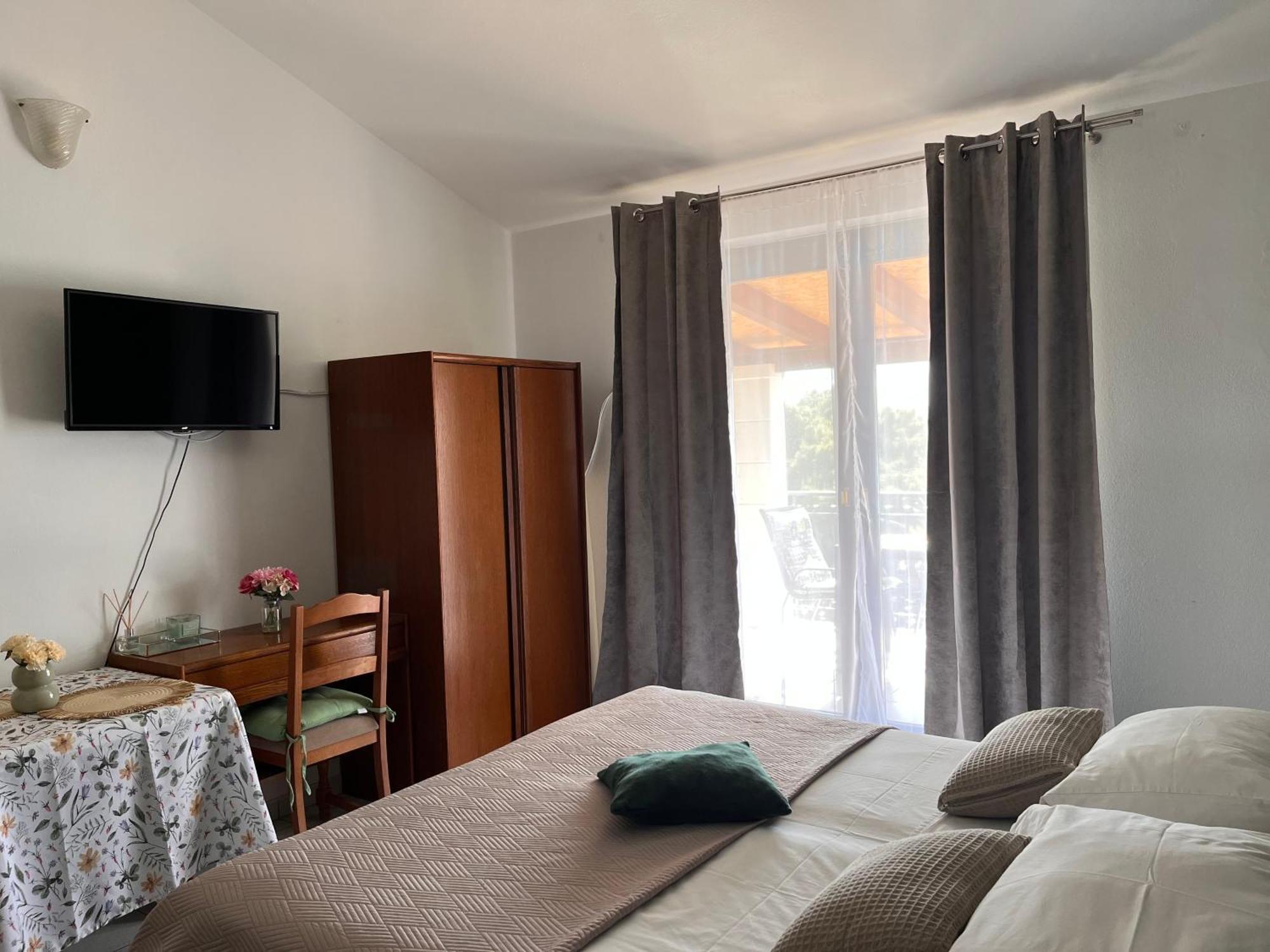 Apartments Villa Mirella 20 M From The Sea - Free Parking Trogir Exteriér fotografie
