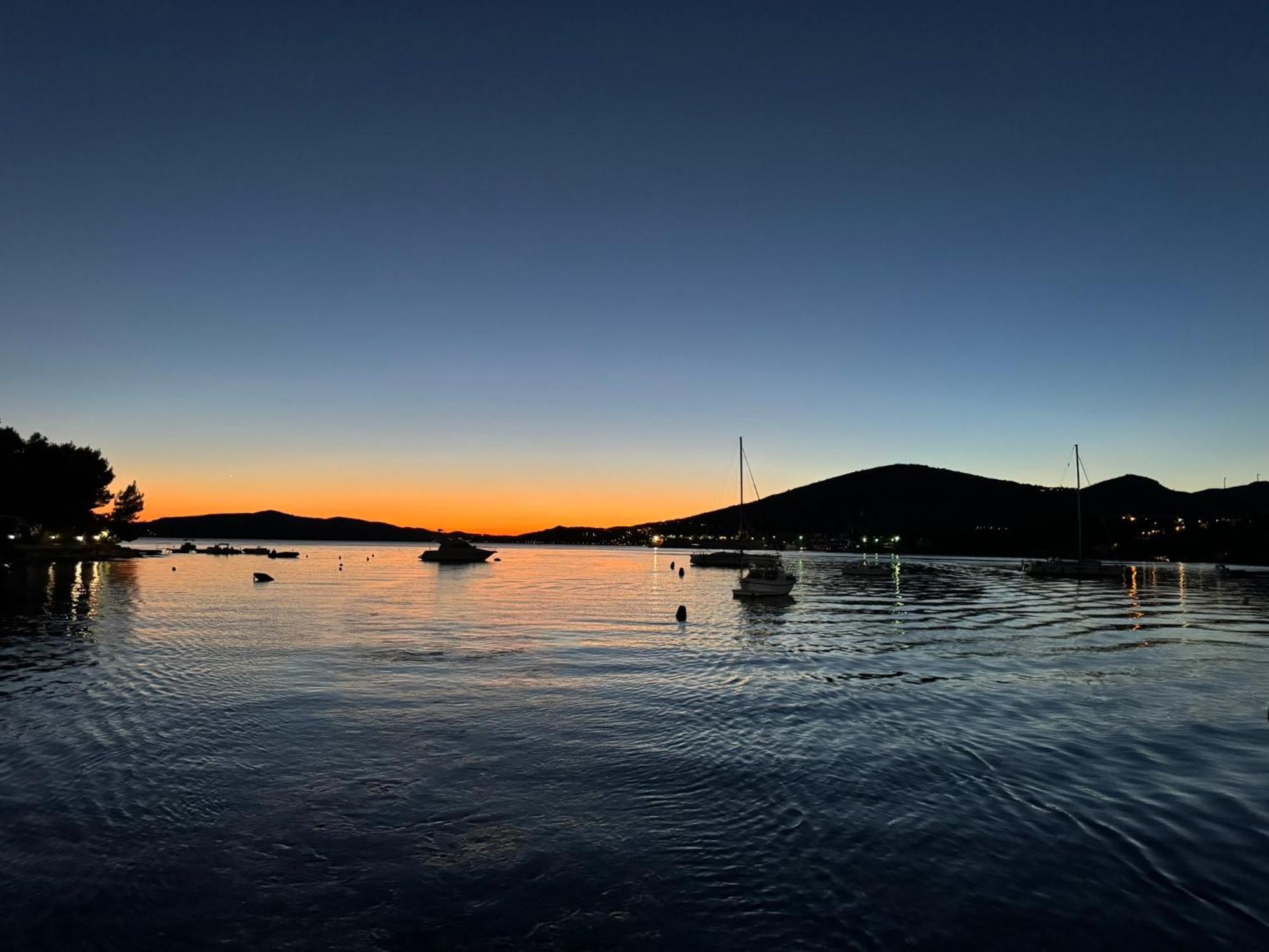 Apartments Villa Mirella 20 M From The Sea - Free Parking Trogir Exteriér fotografie