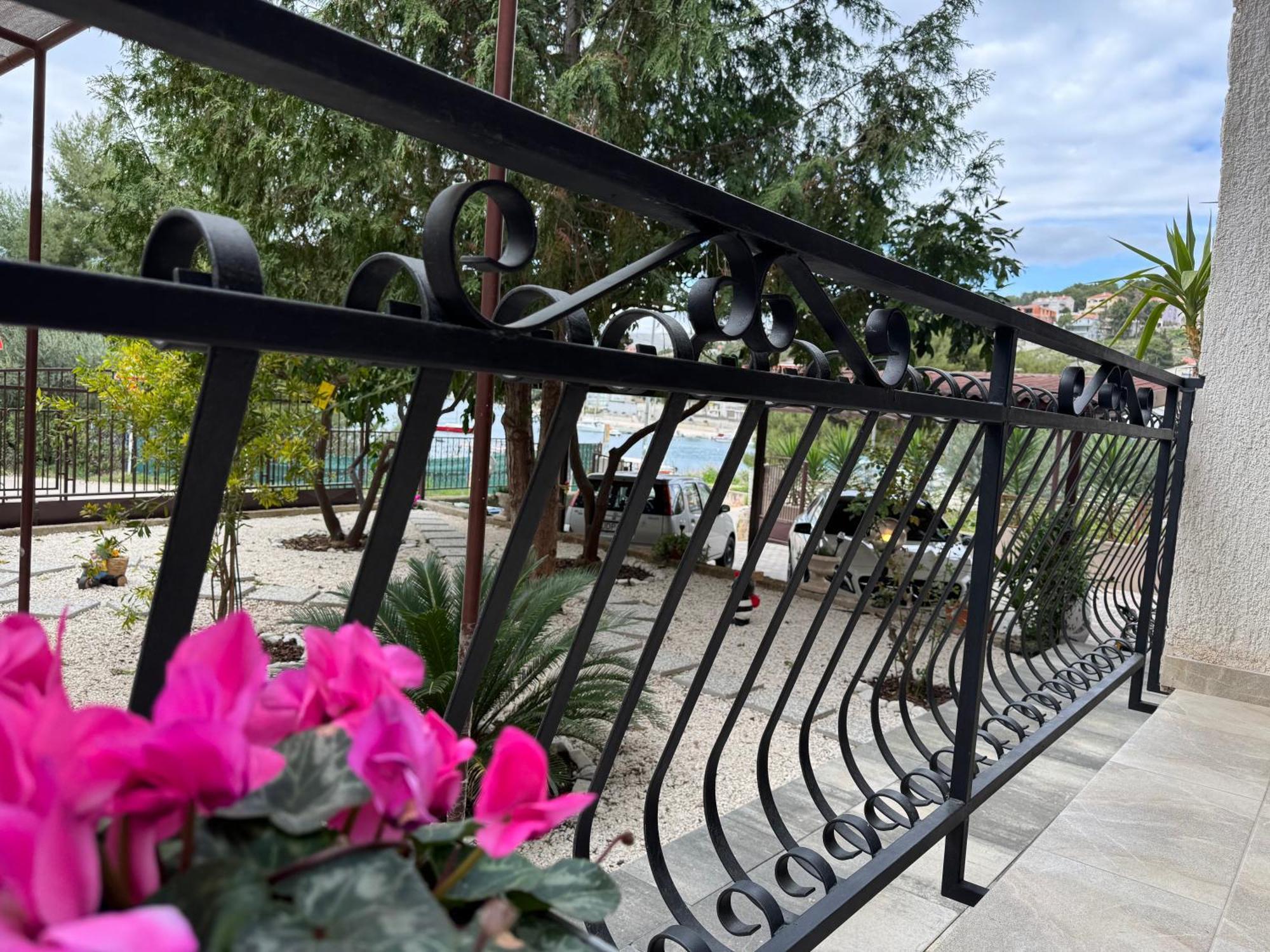 Apartments Villa Mirella 20 M From The Sea - Free Parking Trogir Exteriér fotografie
